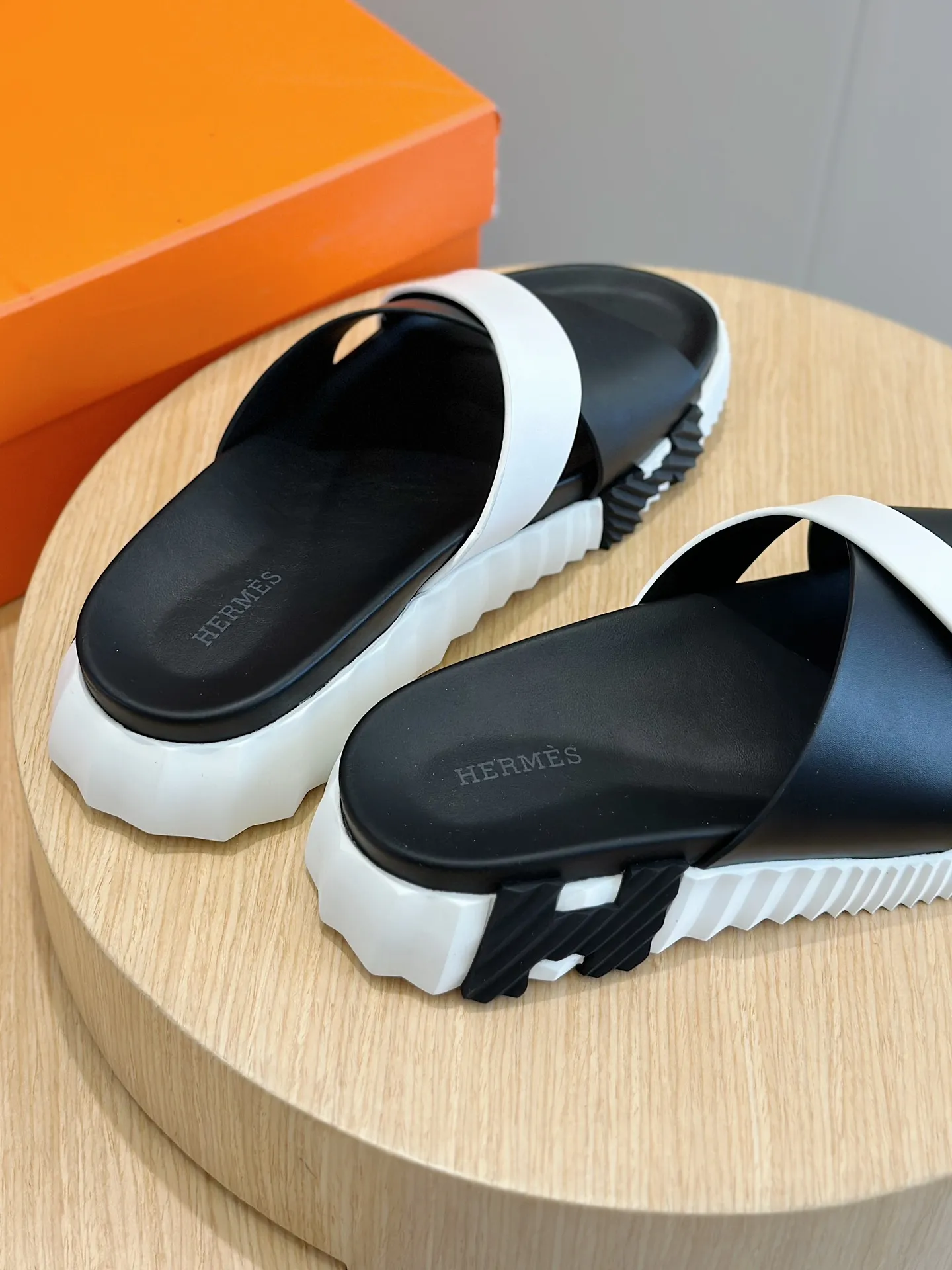 [HERMÈS] Top men's shoes 💰: 340💰 Size: 39-44 (38.45 46 custom-made) Herme*H Home Hermès Men's Sandals and Slippers - Original Replica Purchase the original version and make it one to one, the outsole is privately modeled, and the outsole color corresponding to each color is the same as the original version. Come to those who know the stuff 💪 The ultra-light soles are designed in contrasting colors, and they feel so comfortable on your feet! Calfskin, cowhide feet, private mold outsole.